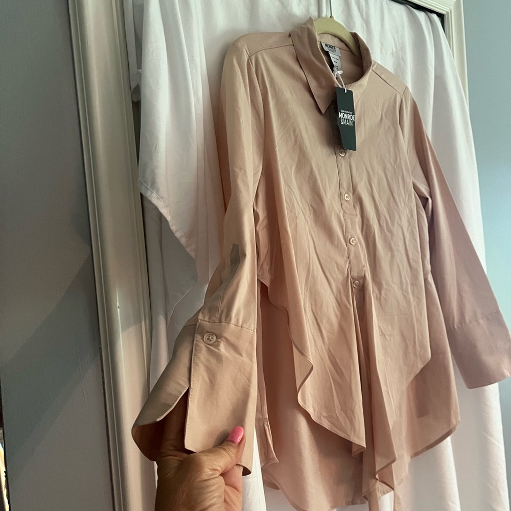 NWT Woman’s Medium Monroe & Main button down shirt $22 - Picture 4 of 6